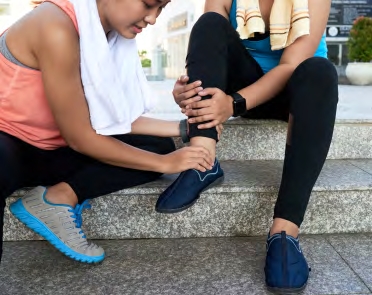 Lors de la pratique d'un sport, la plupart des blessures sont causées par: